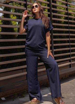 Темно-синий костюм