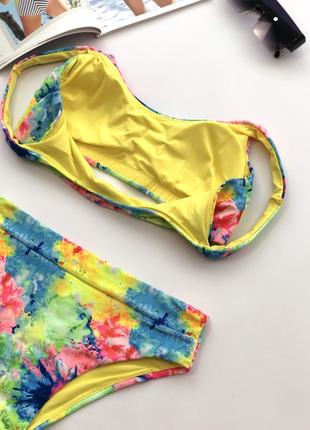 Яркий купальник в цвете хиппи. купальник с топом тренд 2021. модный купальник3 фото
