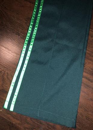 Зелені прямі штани з лампасами висока посадка2 фото