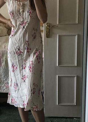 Легка сукня у піжамному стилі