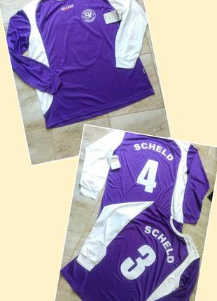 Фирменная спортивная футболка с длинным рукавом.