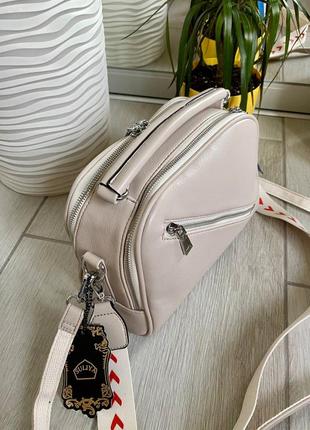 Женская сумка через плечо на молнии с короткими ручками бежевая (бежевого цвета)2 фото