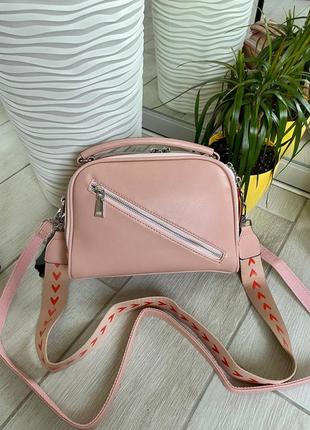 Женская сумка через плечо на молнии с короткими ручками розовая пудра (розового цвета)1 фото