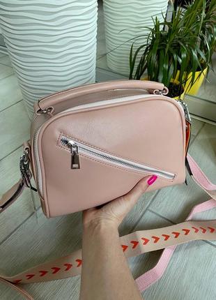 Женская сумка через плечо на молнии с короткими ручками розовая пудра (розового цвета)5 фото