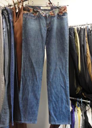 Прямые джинсы с яркой нашивкой на поясе