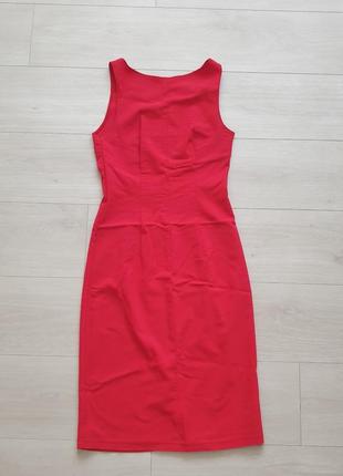 Красное платье приталенного силуэта