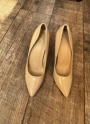 Жіночі лакові туфлі
