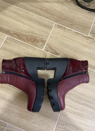 Ботінки на танкетці шкіряні