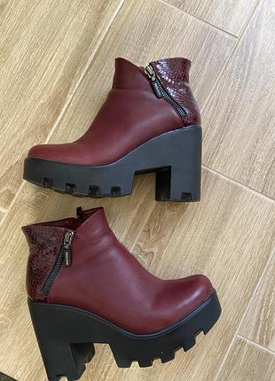 Ботінки на танкетці шкіряні