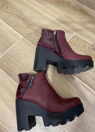 Ботінки на танкетці шкіряні