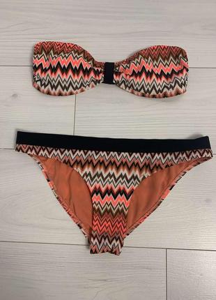 Модний яскравий купальник.