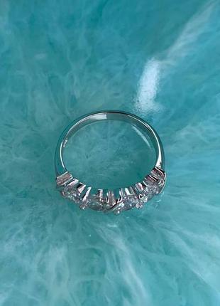 Брендовое кольцо с цирконами и серебряными крестами1 фото