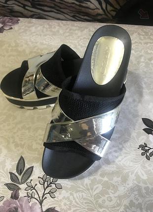 Ошатні шльопанці