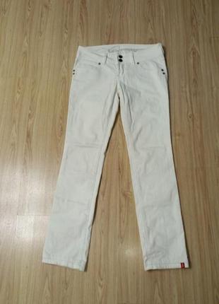 Стильные белые джинсы esprit