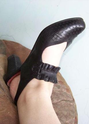 Акуратні чорні туфлі з натуральної шкіри босоніжки chester 37р