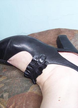 Аккуратные черные из натуральной кожи туфли босоножки chester 37р3 фото