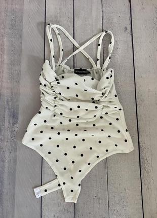 Белое боди в чёрный горох от prettylittlething