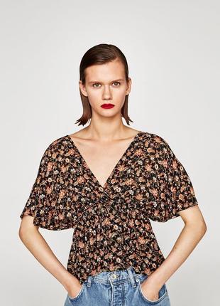 Топ з квітковим принтом zara