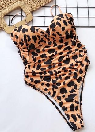 Сдельный купальник леопард с твёрдой чашкой пушап по бокам сборочки  телесно чёрный8 фото