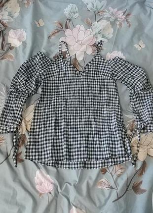 Красива блузка в клітку з напіввідкритими плечима