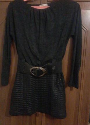 Коротенька чорна сукня