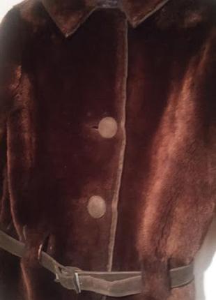 Красивий натуральний кожушок благородного шоколадного кольору.