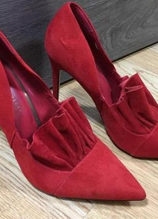 Шикарні замшеві туфельки на високій шпильці з оригінальною рюшів
