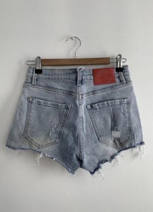 Шорты джинсовые мини с потертостями рваные пляжные светло-голубые короткие4 фото