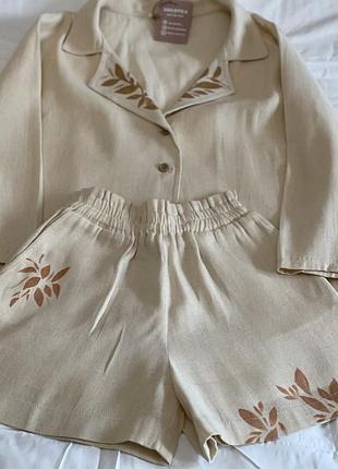 Лляний костюм: піджак і шорти в стилі бохо