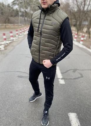 Стильна чоловіча осіння жилетка безрукавка under armour зелена хакі