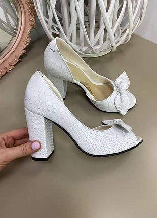 Эксклюзивные туфли из натуральной итальянской кожи рептилия белые свадебные