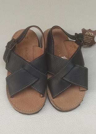 Сандалії шкіряні andre, р-р 24, 26, 27