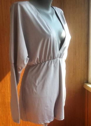 Бежевый ромпер с декольте и открытой спиной