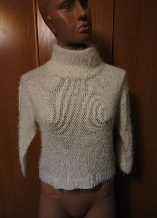 Белый свитер-травка с горловиной