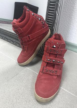 Червоні снікерси steven by steve madden