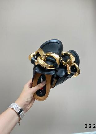 Шлепки закрытые с цепью