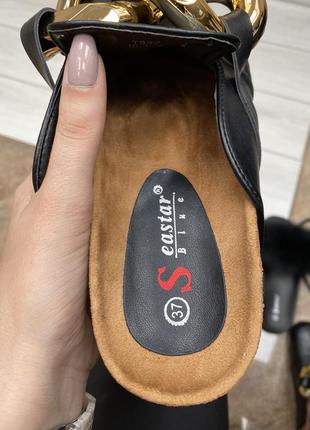 Шлепки закрытые с цепью