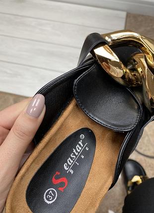 Шлепки закрытые с цепью