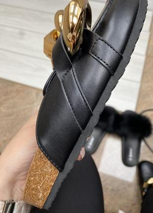 Шлепки закрытые с цепью