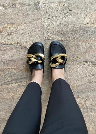 Шлепки закрытые с цепью