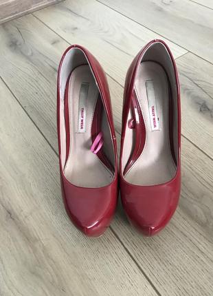 Червоні лакові туфлі