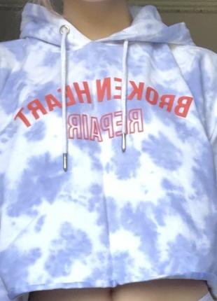 Укороченное худи тай-дай с надписью