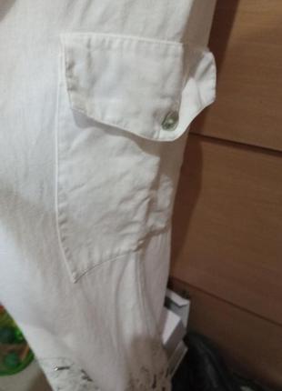 Брендовые, укороченные, дышащие, льняные брюки карго с вышивкой стеклярусом5 фото