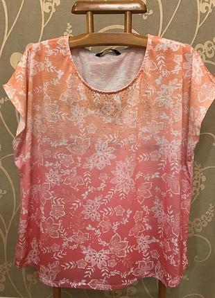 Нереально красива і стильна брендовий футболка в кольорах.