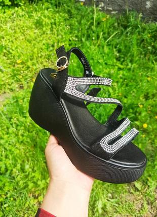 Босоніжки на танкетці, чорні босоніжки