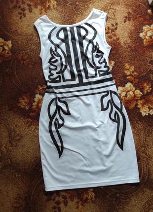 Платье белое с рисунком