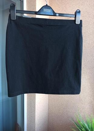 Черная качественная трикотажная прямая юбка мини по фигуре7 фото