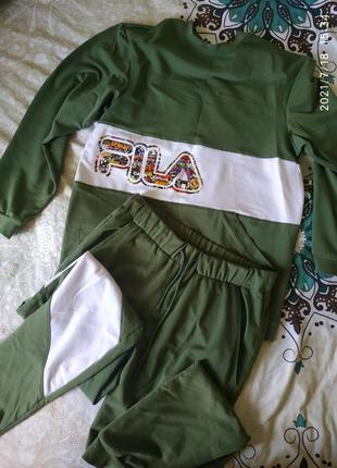 Стильный костюм с ярким принтом.