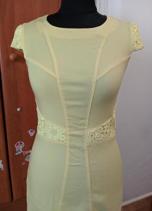 Тонкое платье-футляр