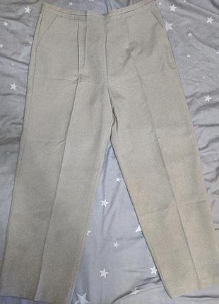 Красиві бежеві брюки зі стрілками
